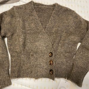 Commense Women’s cropped sweater cardigan. Size small. NEW